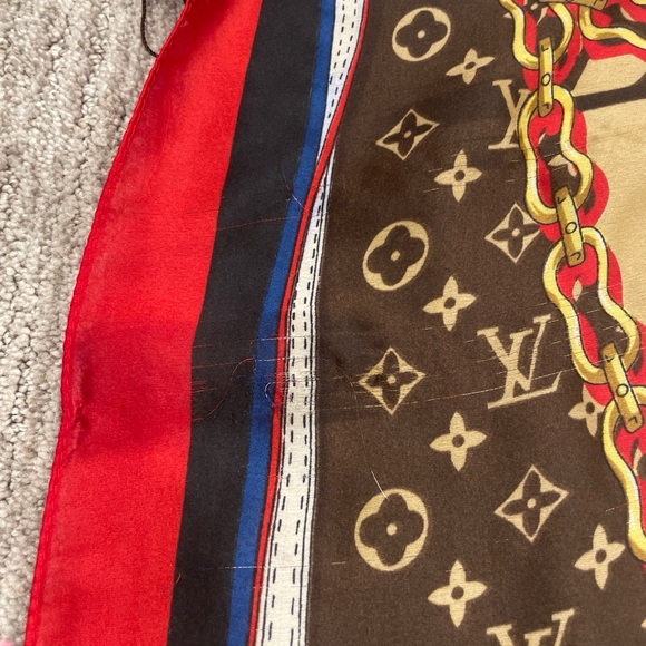 Good condition small stains in one corner of the scarf - Picture 3 of 16